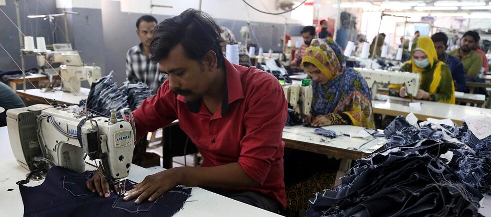 Segundo o governo paquistanês, a indústria têxtil é a mais importante do país, sendo responsável por quase 60% das exportações nacionais: trabalhadores em uma fábrica de vestuário em Karachi 2020. 