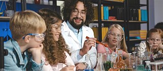 Jugendlichen haben einen Unterricht nach CLIL Methodik
