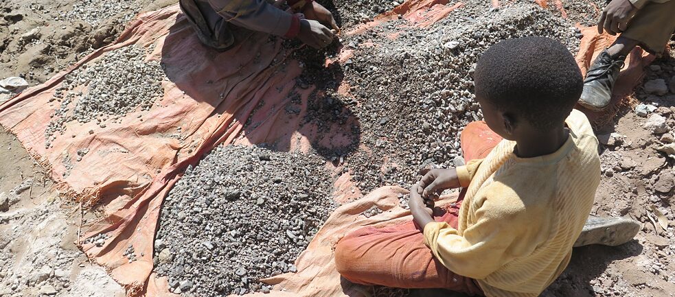 Violação dos direitos humanos, como trabalho infantil e trabalho forçado, ainda é comum em muitas cadeias de fornecimento: crianças trabalham em uma mina de cobalto no Congo. O cobalto é usado para fazer baterias para smartphones e carros elétricos, entre outras coisas.