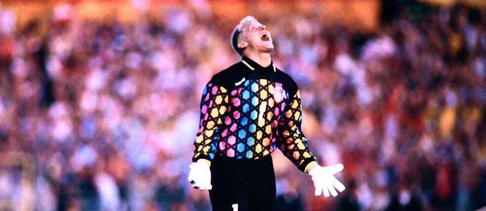 Der dänische Torwart Peter Schmeichel jubelt nach dem Sieg im Finale gegen Deutschland bei der Fußball-Europameisterschaft 1992
