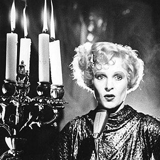 Nahaufnahme von Veronika Voss neben Kohlenleuchter 