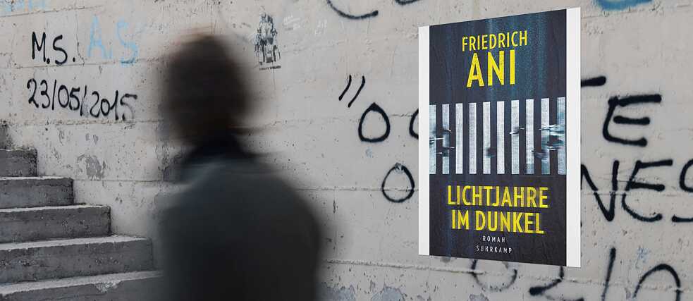 Hauswand mit Buchcover: Ani: Lichtjahre im Dunkel