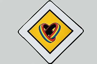 GRIECHENLAND - Hier fand der nationale Vorentscheid online statt, Der Wettbewerb war vielgestaltig, kreativ und beinhaltete individuelle wie Gruppenaufgaben. Ein Schild der Gerechtigkeit war zu entwerfen und schriftlich zu beschreiben. Die Themen umfassten Respekt, Solidarität, Gleichberechtigung, Krieg, Mobbing, Rassismus und die Rechte der LGBT+ Community. Als Beispiel zu sehen ist das Schild der Gerechtigkeit der Gewinnerin Ioanna Kyriakou.