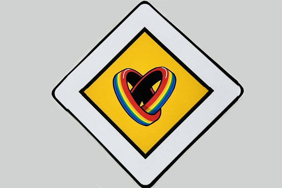 GRIECHENLAND - Hier fand der nationale Vorentscheid online statt, Der Wettbewerb war vielgestaltig, kreativ und beinhaltete individuelle wie Gruppenaufgaben. Ein Schild der Gerechtigkeit war zu entwerfen und schriftlich zu beschreiben. Die Themen umfassten Respekt, Solidarität, Gleichberechtigung, Krieg, Mobbing, Rassismus und die Rechte der LGBT+ Community. Als Beispiel zu sehen ist das Schild der Gerechtigkeit der Gewinnerin Ioanna Kyriakou.