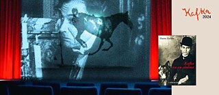Montage d’une photo extraite du film et de la couverture du livre Kafka va au cinéma de Hanns Zischler, et logo Kafka 2024 en haut à droite. La photo montre une salle de cinéma avec fauteuils bleus et rideaux rouges. Sur l’écran, gros plan sur le visage d’un homme regardant à gauche en arrière-plan, et d’un cheval en pleine course au premier plan. La couverture du livre montre un célèbre portrait de Franz Kafka jeune, chapeau melon sur la tête, avec son chien à sa droite. 
