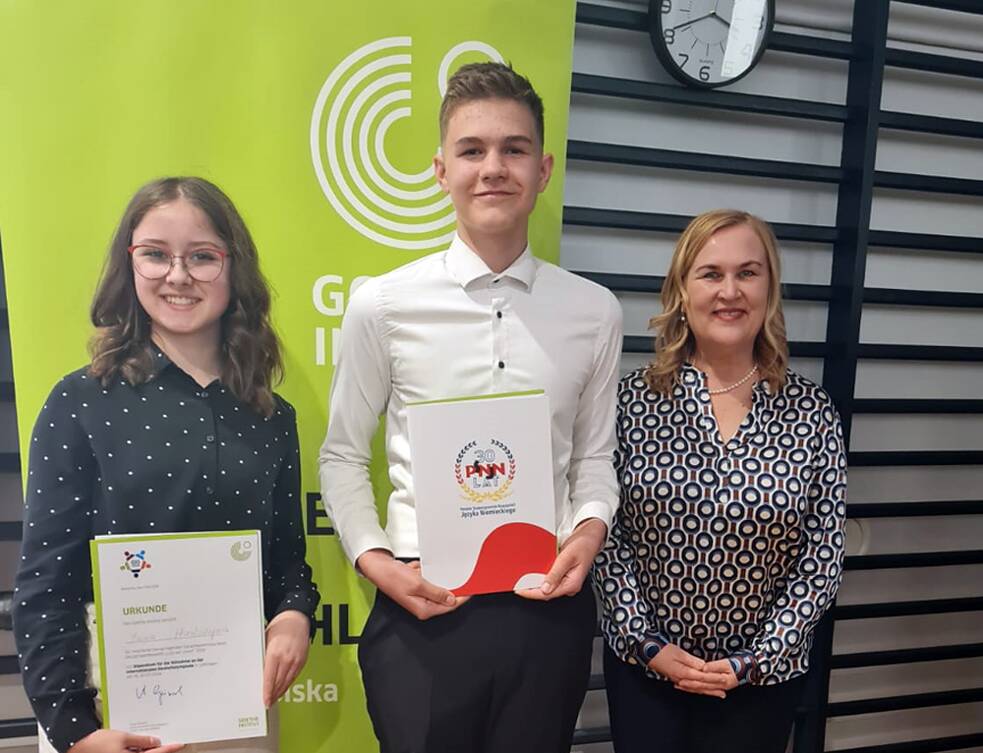 Polen – Das Finale der NDO fand am Goethe-Institut in Warschau statt. Die beiden Finalist*innen Maciej Bogusz und Yana Hushchyna mit Eva Hackenberg, Leiterin der Informations- und Bibliotheksarbeit, Goethe-Institut Warschau.