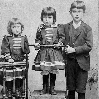 Fotoalbum Familie Kafka: Valli, Elli und Franz, etwa 1893