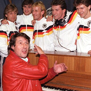 A completely normal sight for decades: the German national football team in the recording studio - here with Udo Jürgens in December 1989.