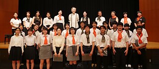 Gruppenfoto von den PASCH Schüler*innen und dem Chorleiter Yoshihisa Matthias Kinoshita