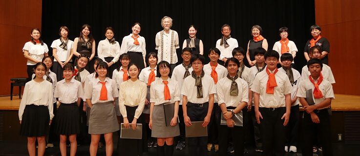 Gruppenfoto von den PASCH Schüler*innen und dem Chorleiter Yoshihisa Matthias Kinoshita