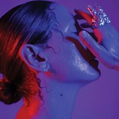 Seitenporträt von Ana Lessing Menjibar mit ihren Händen vorm Gesicht