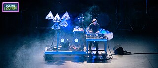 Der deutsche Musikproduzent und Klangkünstler Moritz Simon Geist performt Tripods am Goethe-Institut Sydney