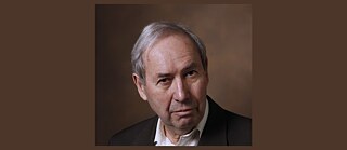 David Blackbourn: Man van middelbare leeftijd met grijs haar op een bruine achtergrond