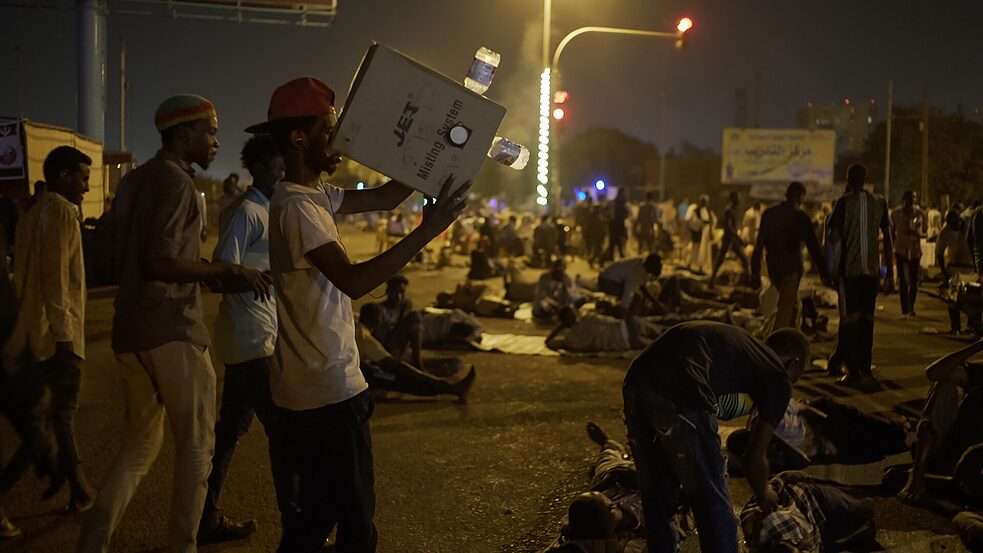 "Suddenly TV" von Roopa Gogineni