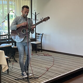 Ф. Веге співає на сцені