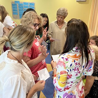 Вчителькі обговорюють завдання