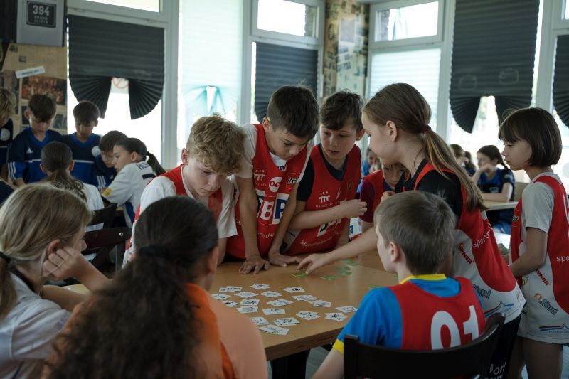 Kinder spielen Memory