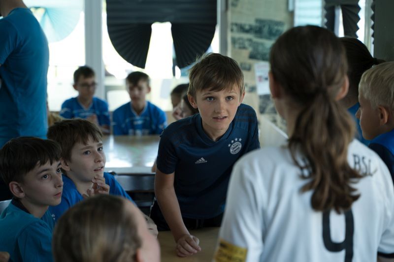 Kinder spielen Memory