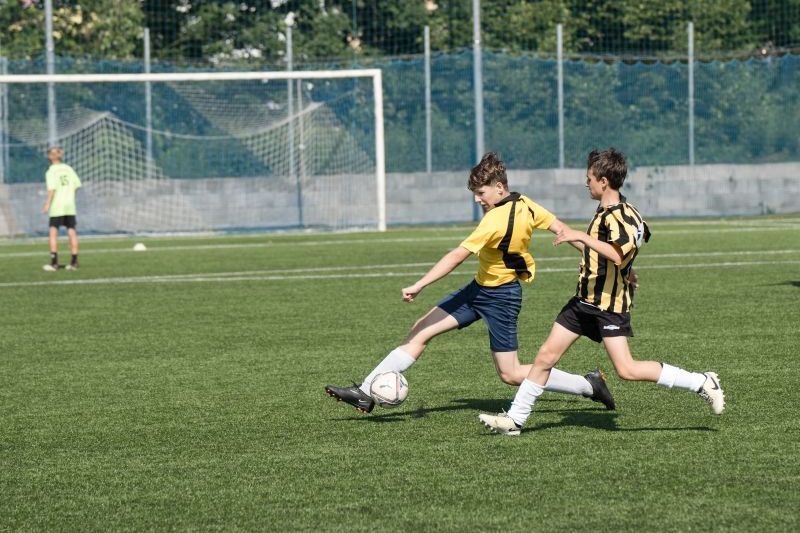 Kinder spielen Memory