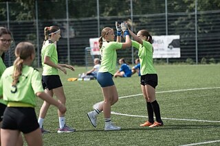 Kinder spielen Memory