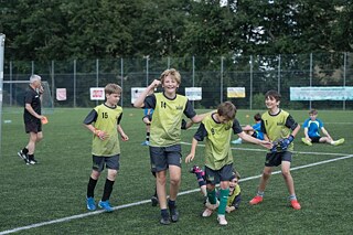 Kinder spielen Memory