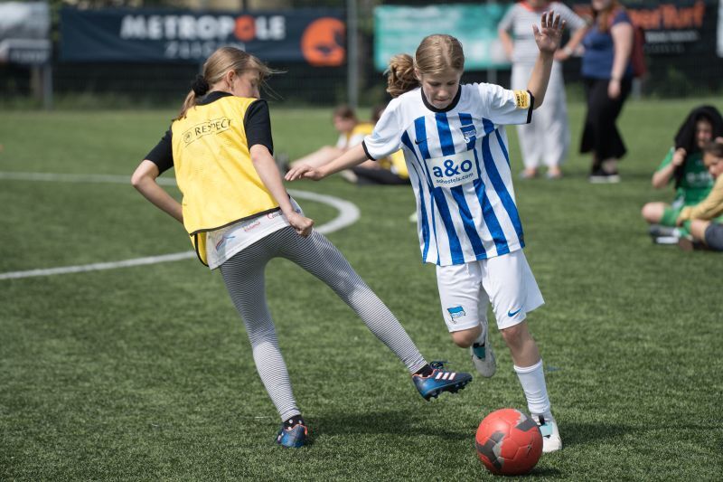 Kinder spielen Memory