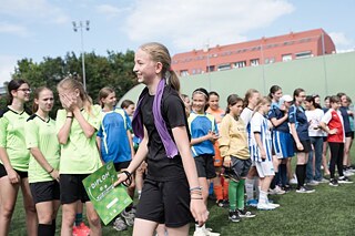 Kinder spielen Memory