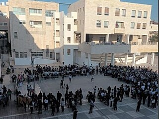 Morgendliche Versammlung an der NOS