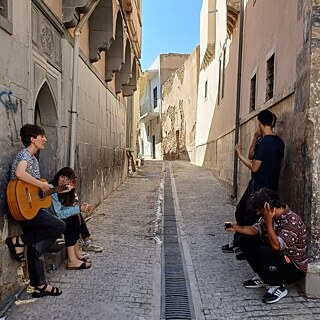Mehrere Personen spielen Musik in den Straßen Mosuls 