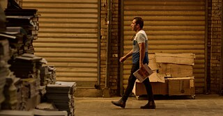 Mann läuft mit Buch in der Hand 