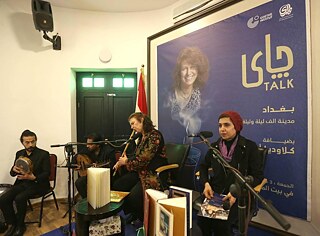 Claudia Ott spielt vor Publikum Flöte