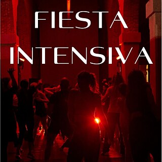 Menschen die in roten Licht tanzen 