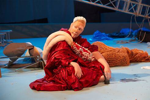 Bild von der Inszenierung „Funny Games“ der inklusiven Theatergruppe Meine Damen und Herren, in Kooperation mit dem Deutschen Schauspielhaus Hamburg