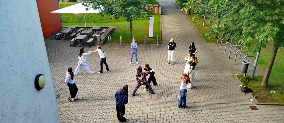 Jugendliche spielen auf einem Hof