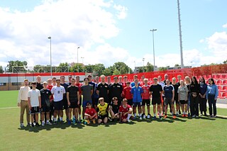 Die Jugendlichen stehen auf dem Fussballfeld