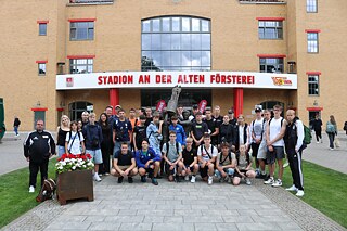 Die Jugendlichen stehen vor dem Stadion