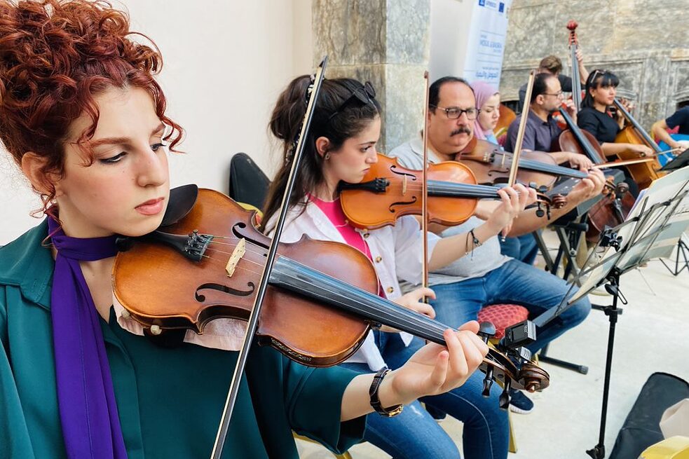 Mehrere Streicher üben in einem historischen Haus in Mosul