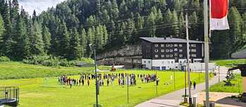 Campsgelände in den Alpen