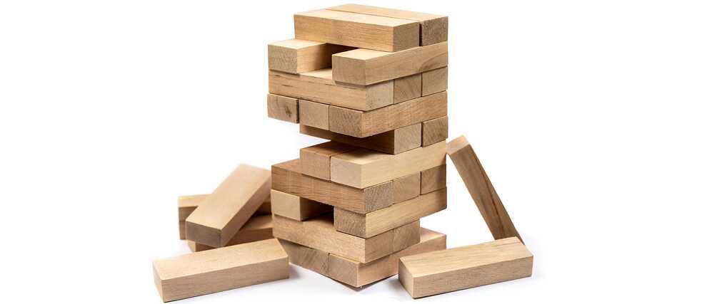 Gestapelte Jenga Spielklötze aus hellem Holz