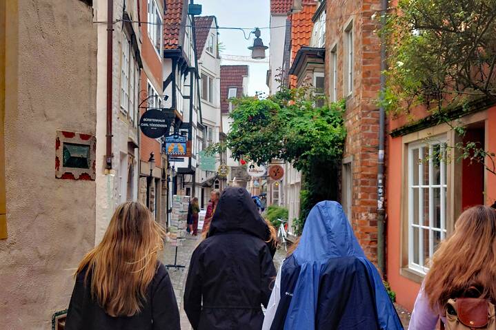 Jugendliche in den engen Gassen einer Altstadt
