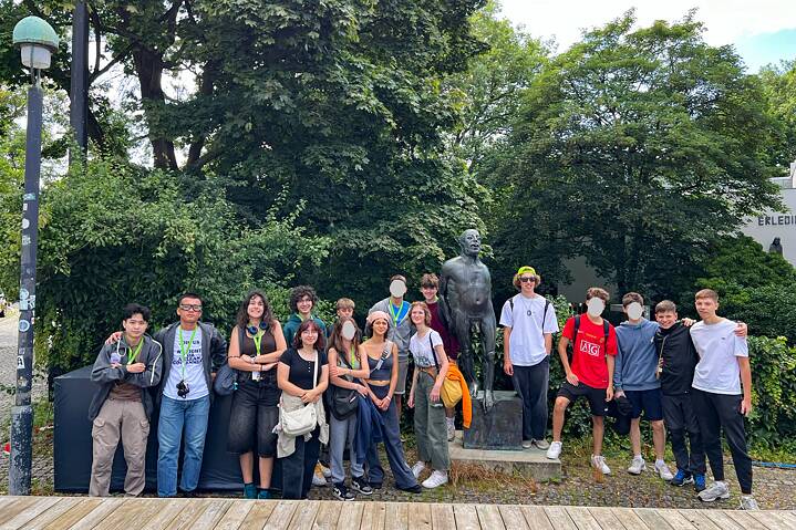 Gruppenbild vor einer Skulptur