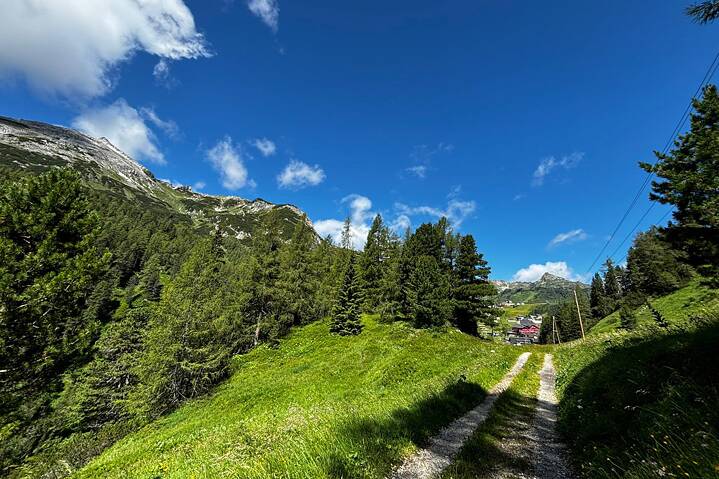 Ein Wanderweg in den Alpen.
