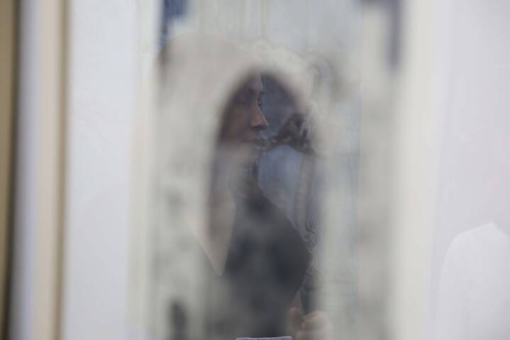 Spiegelung einer Frau im Bilderrahmen