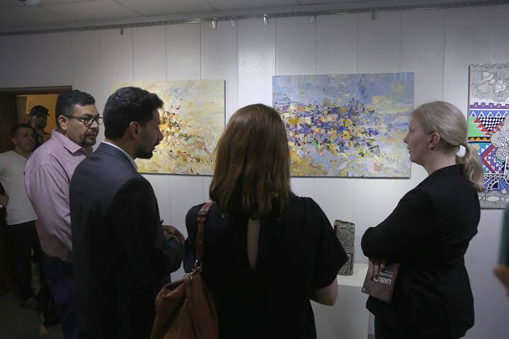 Künstler erklärt Gästen ein Kunstwerk