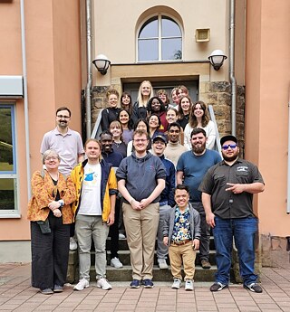 Sommerakademie 2024 - Besuch des binationalen Friedrich-Schiller-Gymnasiums in Pirna mit Begrüßung durch den Schulleiter Herr Dr. Kristian Raum