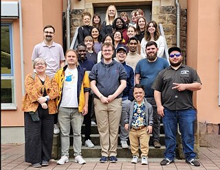 Sommerakademie 2024 - Besuch des binationalen Friedrich-Schiller-Gymnasiums in Pirna mit Begrüßung durch den Schulleiter Herr Dr. Kristian Raum