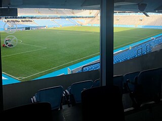 Blick aus dem Klassenzimmer aufs Fußballfeld