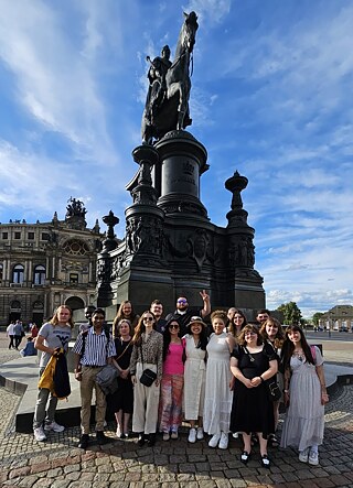 Sommerakademie 2024 - Vor der Aufführung von Don Carlos in der Semperoper