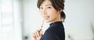 Frau mit Stift in der Hand