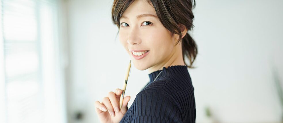 手裡拿著筆的女人